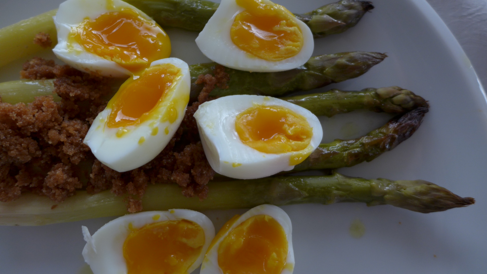 Grüner Spargel mit Butterbröseln und kernweichen Eiern - Klockerei Blog