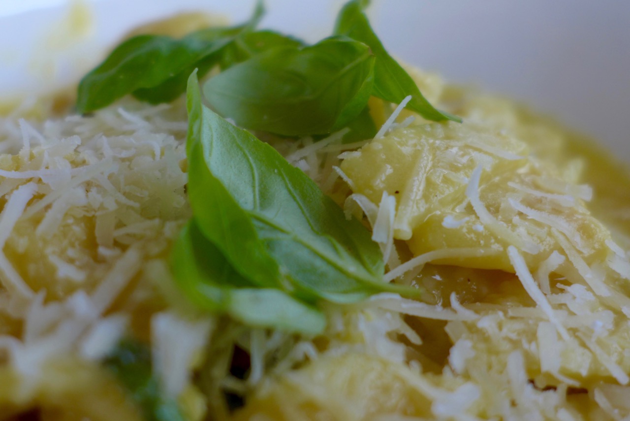 Nudeln mit Pesto aus Parmesan, Basilikum und Zitronen - Klockerei Blog
