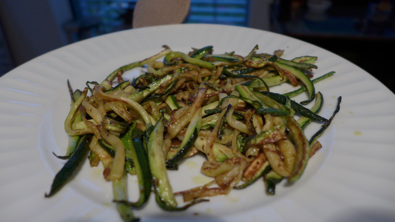 Zucchinisauce mit Basilikum und geschlagenem Eigelb - Klockerei Blog