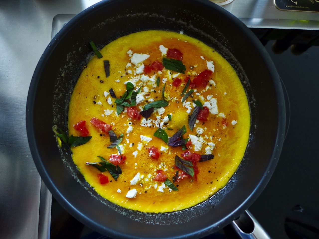 Omelett mit Ziegenkäse, Tomatenwürfeln und Kräutern - Klockerei Blog
